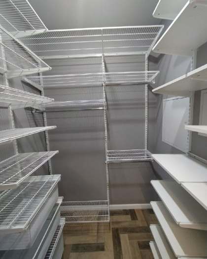Белая П-образная постирочная с выдвижными корзинами, ~2×1,8 м, фото 2