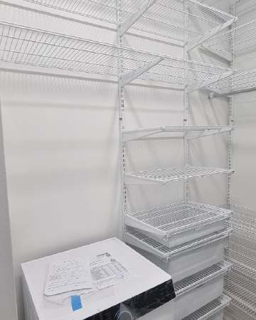 Белая П-образная постирочная с выдвижными корзинами, ~1,8×2,4 м, фото 2