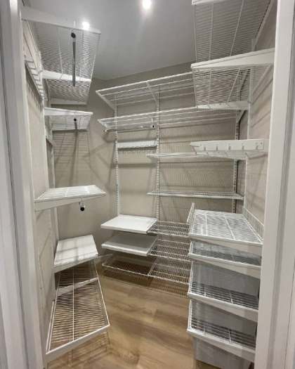 Белая П-образная постирочная с выдвижными корзинами, ~1,8×1,5 м, фото 2