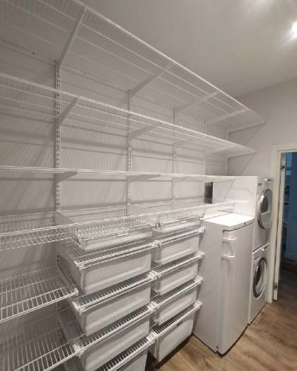 Белая П-образная постирочная с выдвижными корзинами, ~2×3,1 м, фото 1