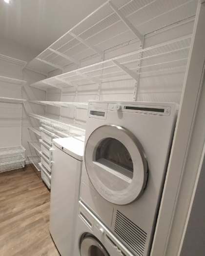 Белая П-образная постирочная с выдвижными корзинами, ~2×3,1 м, фото 2