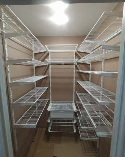Белая П-образная постирочная с выдвижными корзинами, ~1,5×2 м, фото 1