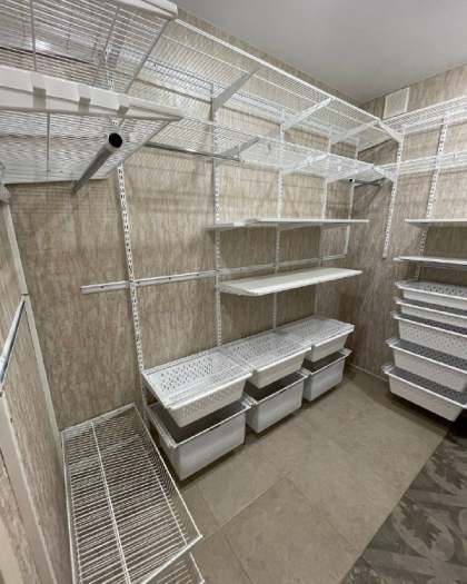 Белая П-образная постирочная с выдвижными корзинами, ~2,7×2,1 м, фото 1