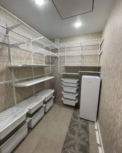 Белая П-образная постирочная с выдвижными корзинами, ~2,7×2,1 м, фото 2