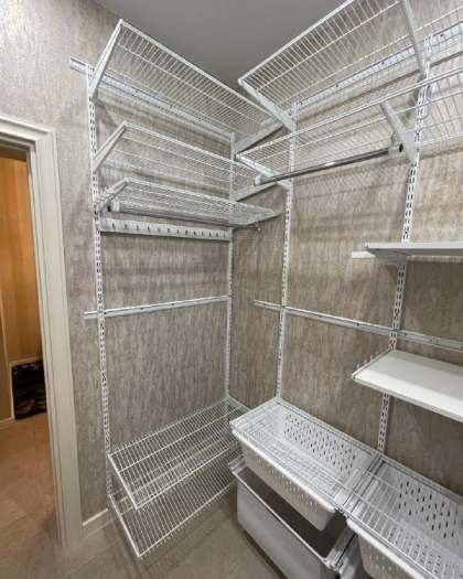 Белая П-образная постирочная с выдвижными корзинами, ~2,7×2,1 м, фото 3