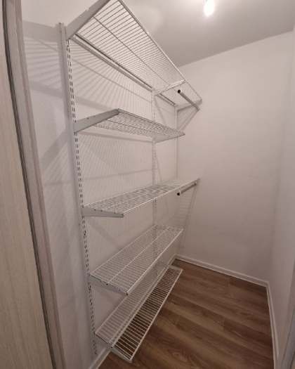 Белая прямая гардеробная, ~1,5×1,2 м, фото 1