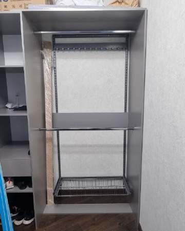 Белая прямая гардеробная с брючницей, ~1,8×1,2 м, фото 2