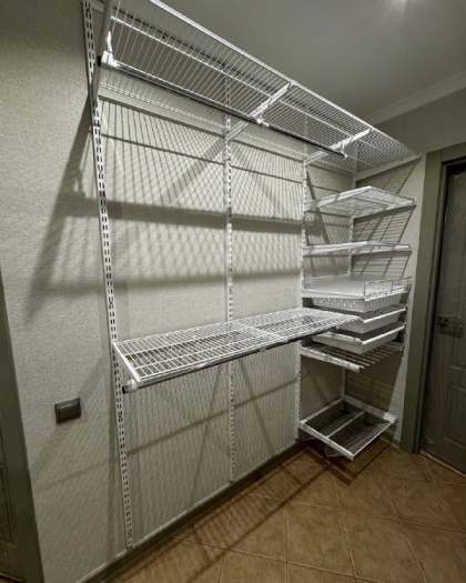 Белая прямая гардеробная с брючницей, ~2×1,4 м, фото 1