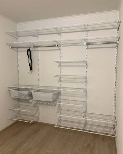 Белая прямая гардеробная с брючницей, ~2,9×2,3 м, фото 1
