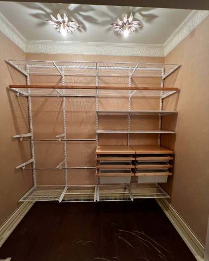 Белая прямая гардеробная с деревом и выдвижными корзинами, ~2,4×2 м, фото 1