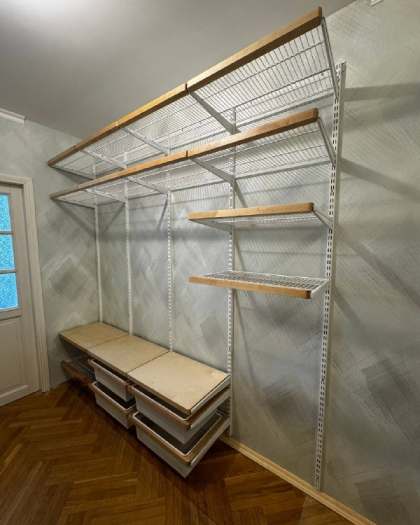 Белая прямая гардеробная с деревом и выдвижными корзинами, фото 1