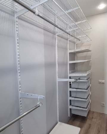 Белая прямая гардеробная с гладильной доской, ~1,8×2,5 м, фото 1