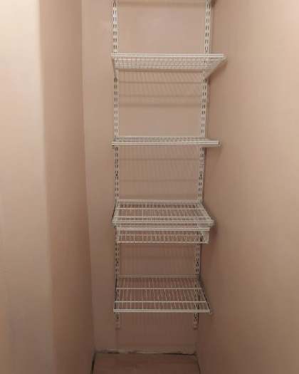 Белая прямая гардеробная с выдвижными корзинами, ~0,9×1,5 м, фото 1