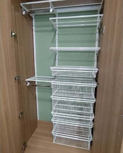 Белая прямая гардеробная с выдвижными корзинами, фото 1