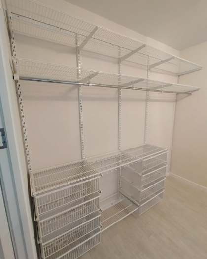Белая прямая гардеробная с выдвижными корзинами, ~3×2,4 м, фото 1