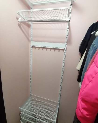Белая прямая гардеробная с выдвижными корзинами, ~1,3×1,5 м, фото 1