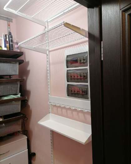 Белая прямая гардеробная с выдвижными корзинами, ~1,3×1,5 м, фото 2