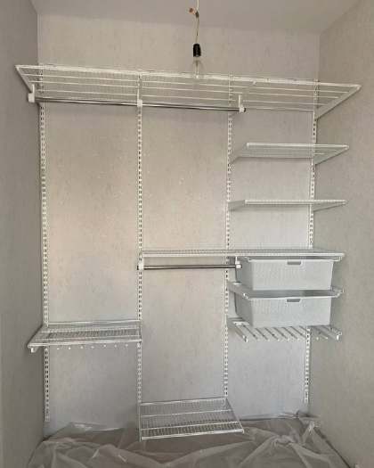 Белая прямая гардеробная с выдвижными корзинами, ~1,8×1,2 м, фото 1