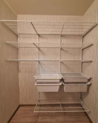 Белая прямая гардеробная с выдвижными корзинами, ~1,8×1,5 м, фото 1