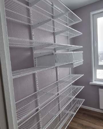Белая прямая гардеробная с выдвижными корзинами, ~2,2×2,5 м, фото 1