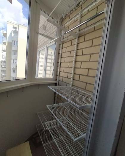 Белая прямая гардеробная с выдвижными корзинами, ~1,8×1,2 м, фото 1