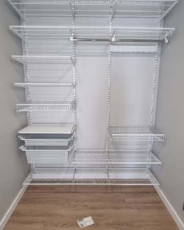 Белая прямая гардеробная с выдвижными корзинами, ~1,8×2 м, фото 1