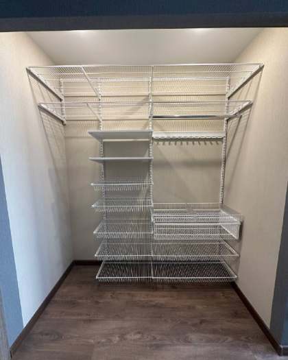 Белая прямая гардеробная с выдвижными корзинами, ~1,8×1,5 м, фото 1