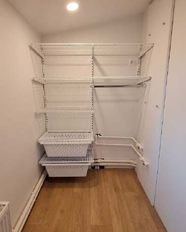 Белая прямая гардеробная с выдвижными корзинами, ~1,8×2,5 м, фото 1