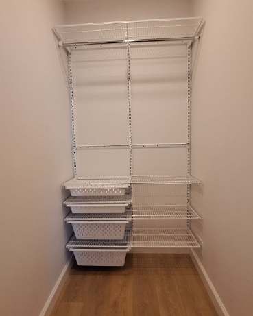 Белая прямая гардеробная с выдвижными корзинами, ~1,8×2,5 м, фото 2