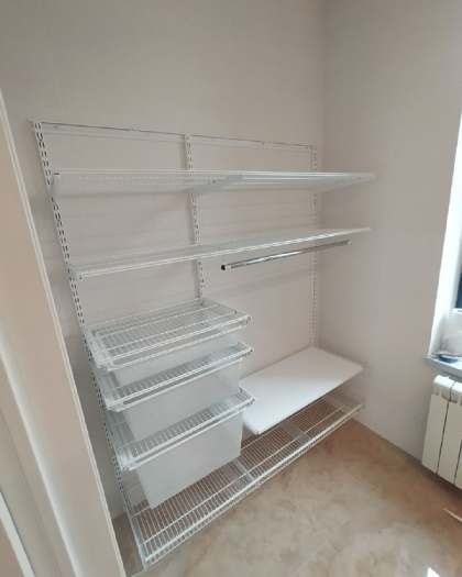 Белая прямая гардеробная с выдвижными корзинами, ~1,8×2,2 м, фото 1