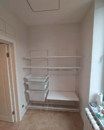 Белая прямая гардеробная с выдвижными корзинами, ~1,8×2,2 м, фото 2