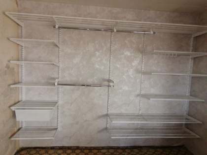 Белая прямая гардеробная с выдвижными корзинами, фото 1