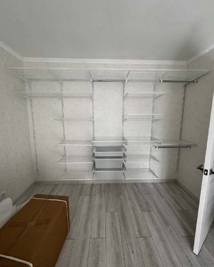 Белая прямая гардеробная с выдвижными корзинами, ~2,8×2,5 м, фото 1