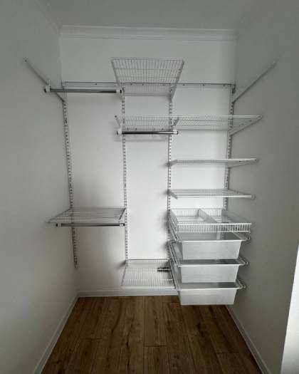 Белая прямая гардеробная с выдвижными корзинами, ~1,7×1,4 м, фото 1