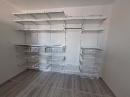 Белая прямая гардеробная с выдвижными корзинами, ~3,2×2,8 м, фото 1