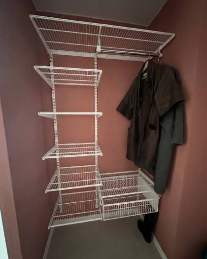 Белая прямая гардеробная с выдвижными корзинами, ~1,2×1,4 м, фото 1