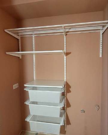 Белая прямая гардеробная с выдвижными корзинами, ~1,5×1,5 м, фото 1