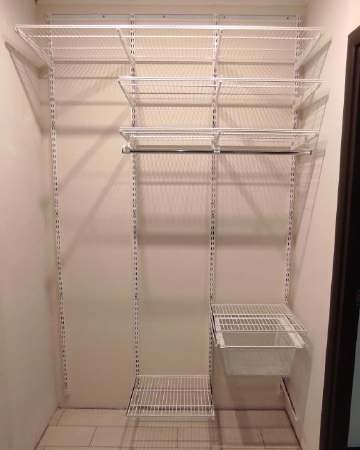 Белая прямая гардеробная с выдвижными корзинами, ~1,8×1,5 м, фото 1