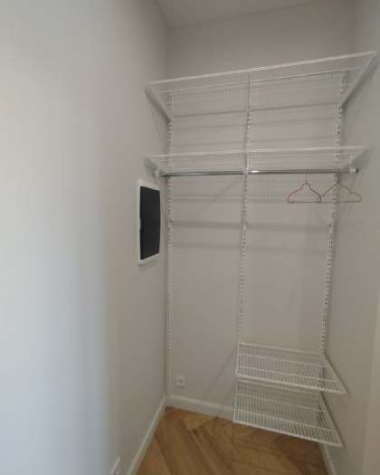 Белая прямая гардеробная с выдвижными корзинами, ~1,3×1,8 м, фото 1