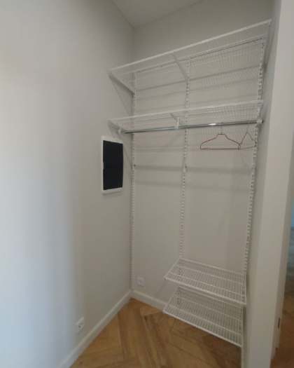 Белая прямая гардеробная с выдвижными корзинами, ~1,3×1,8 м, фото 2
