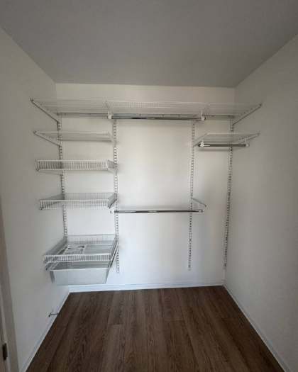 Белая прямая гардеробная с выдвижными корзинами, ~2×1,9 м, фото 1