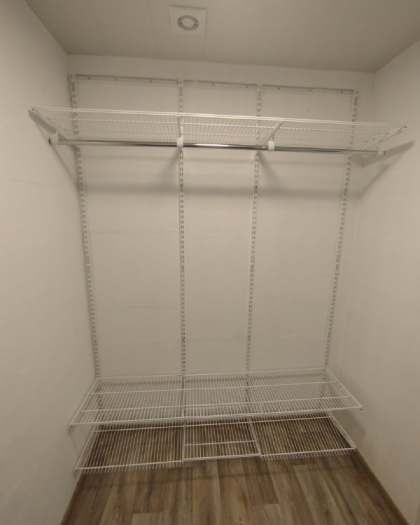 Белая прямая гардеробная с выдвижными корзинами, ~2×1,5 м, фото 2