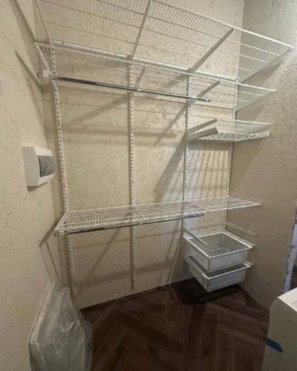 Белая прямая гардеробная с выдвижными корзинами, ~1,8×1,7 м, фото 1