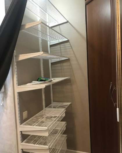 Белая прямая гардеробная с выдвижными корзинами, ~1,2×1,8 м, фото 1