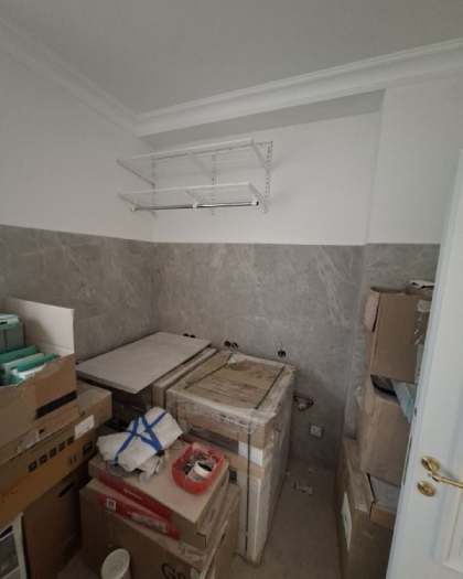 Белая прямая гардеробная с выдвижными корзинами, ~2,1×3 м, фото 2
