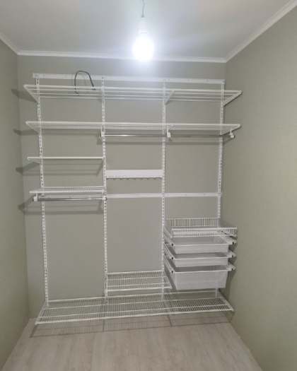 Белая прямая гардеробная с выдвижными корзинами, ~2,1×2 м, фото 1