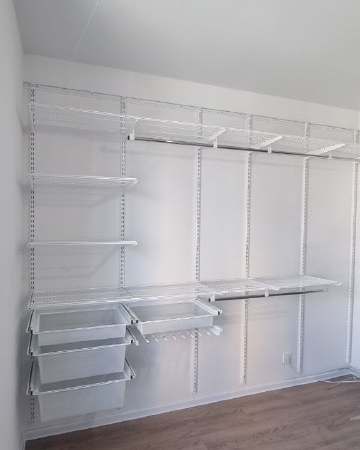 Белая прямая гардеробная с выдвижными корзинами, ~3×2,2 м, фото 1
