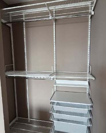 Белая прямая гардеробная с выдвижными корзинами, ~1,8×1 м, фото 1