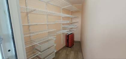 Белая прямая гардеробная с выдвижными корзинами, фото 1
