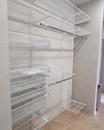 Белая прямая гардеробная с выдвижными корзинами, ~2,2×1,5 м, фото 1